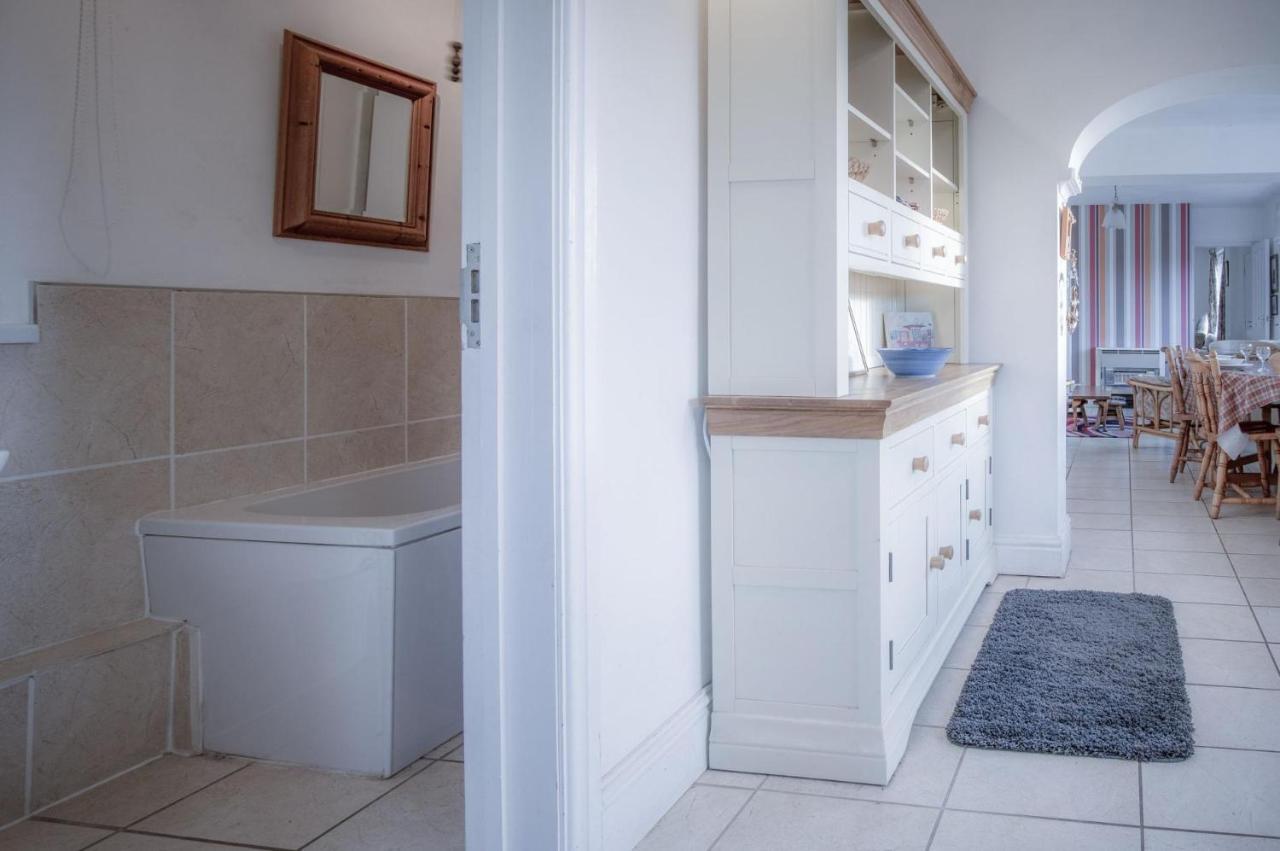 Maytree Cottage - 4 Bedroom Holiday Home - Tenby Kültér fotó